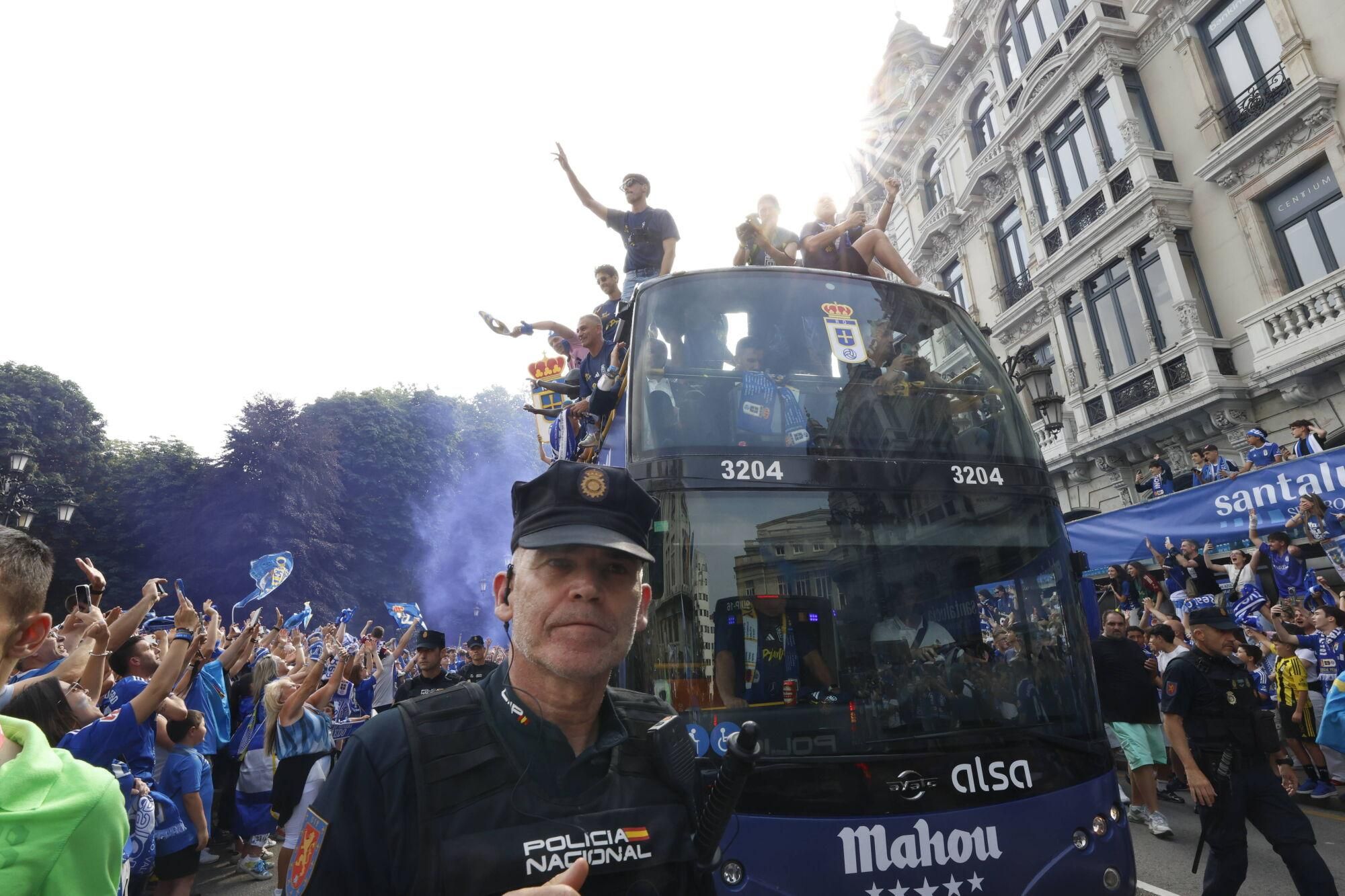 Locura azul en las calles de Oviedo para celebrar el ascenso del equipo a Primera División