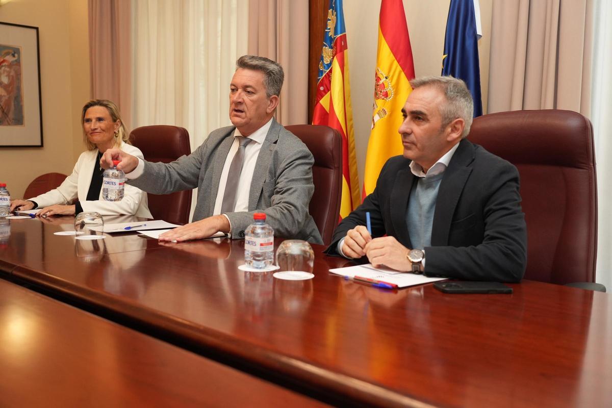 Los consellers Martínez Mus, izquierda, y Barrachina, derecha.