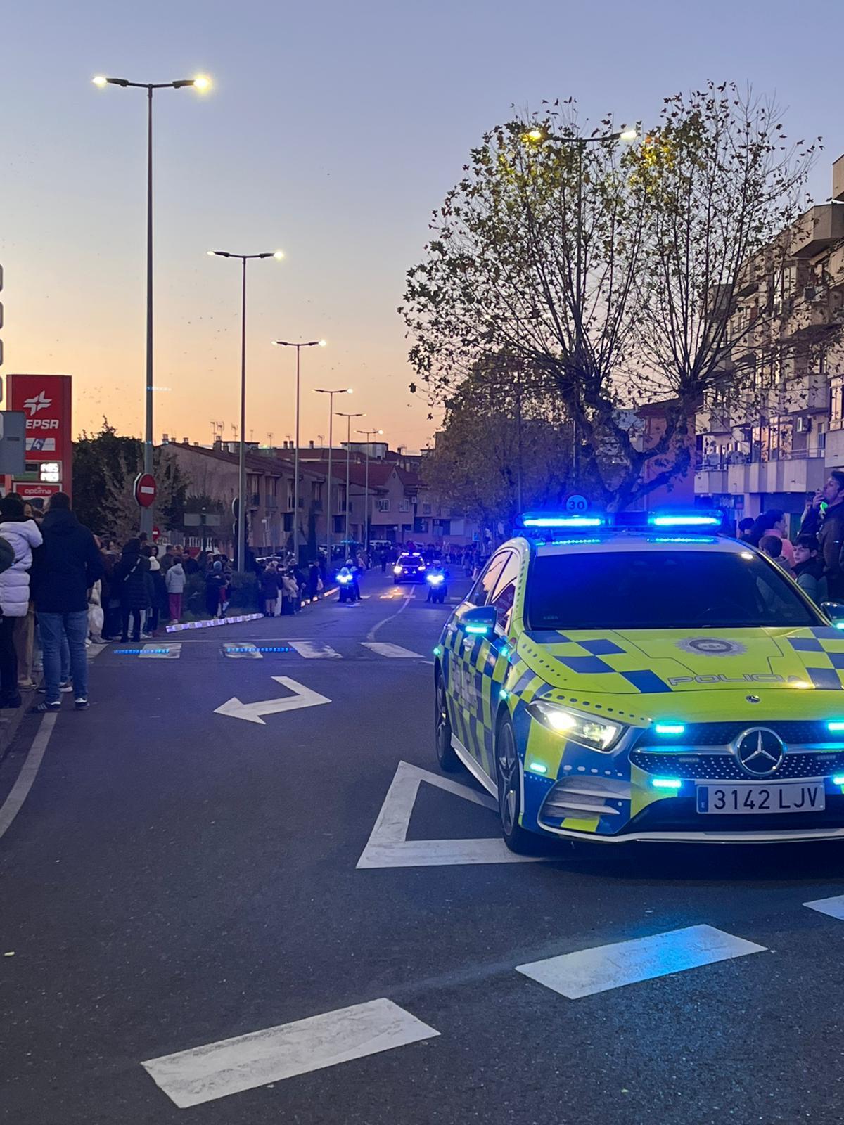 La Policía Local de Plasencia, abriendo camino a la cabalgata de Reyes.