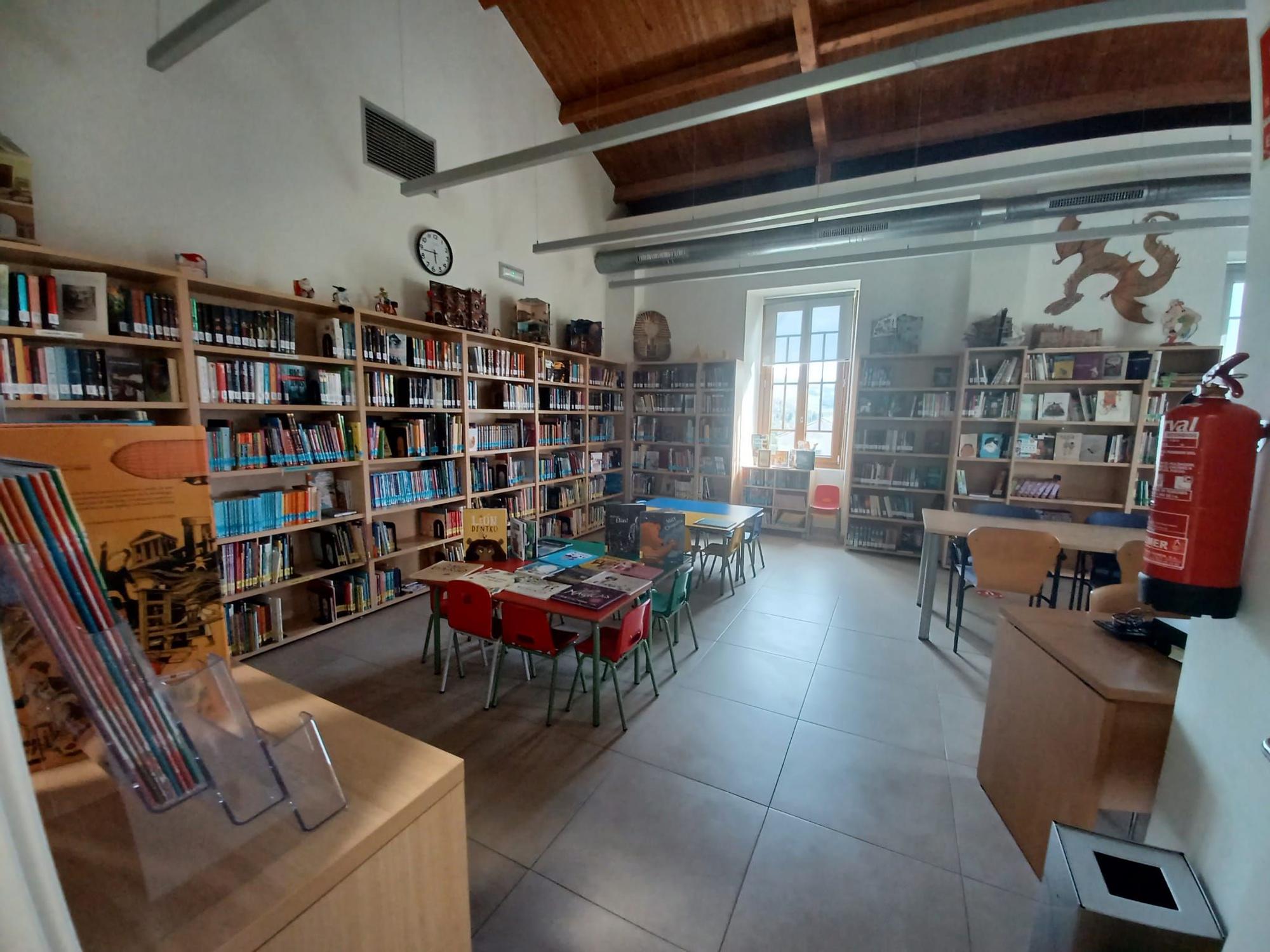 Leer en un palacio: así es la biblioteca de Lugo de Llanera, instalada en una casona del siglo XVII