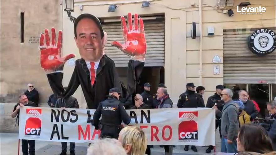La policía echa a un lado la protesta de las víctimas ante las Corts