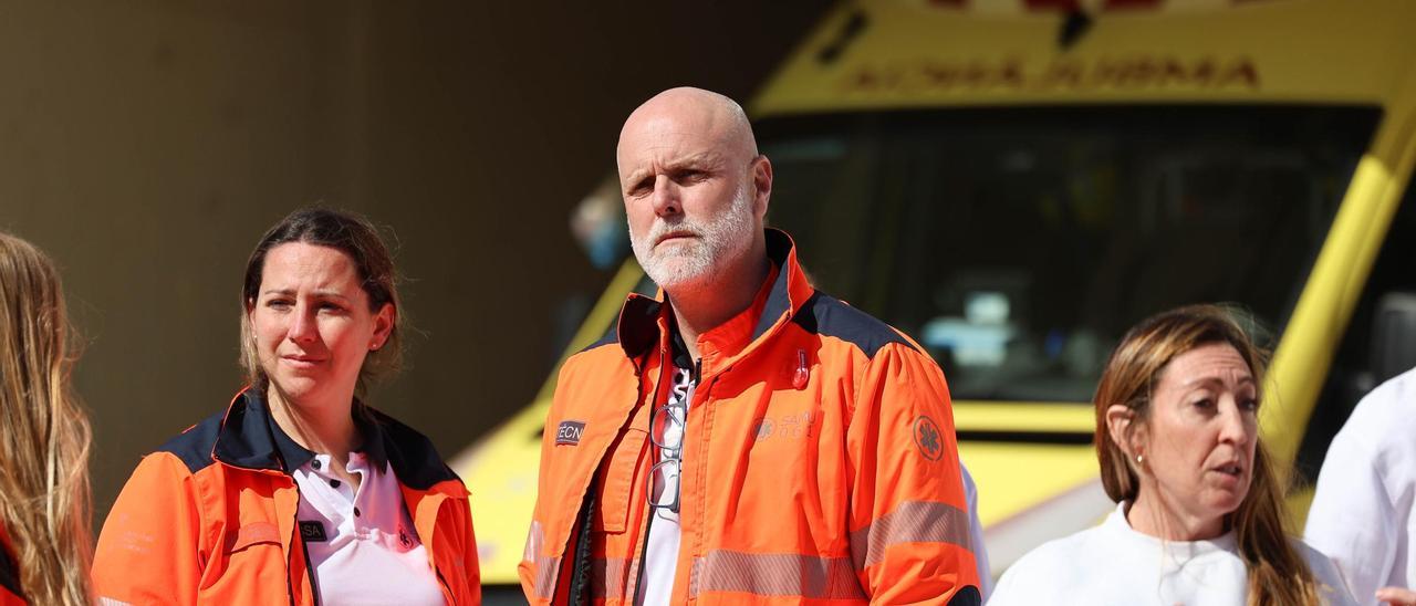 Trabajadores del 061 durante la concentración en el centro de salud de Santa Eulària