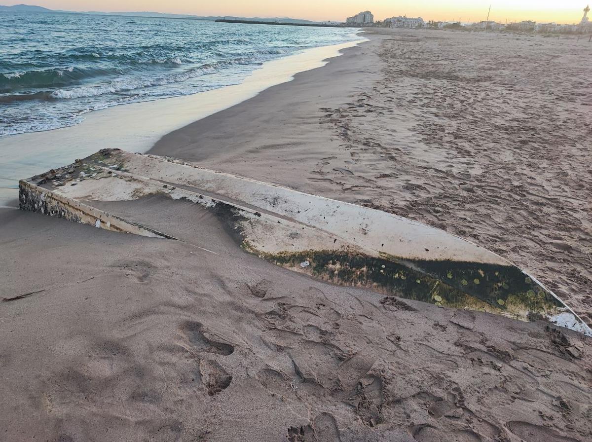 La barca gairebé soterrada.