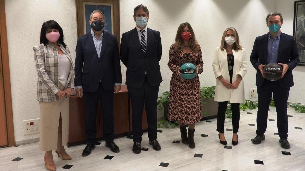 Autoridades asistentes a la firma del acuerdo.