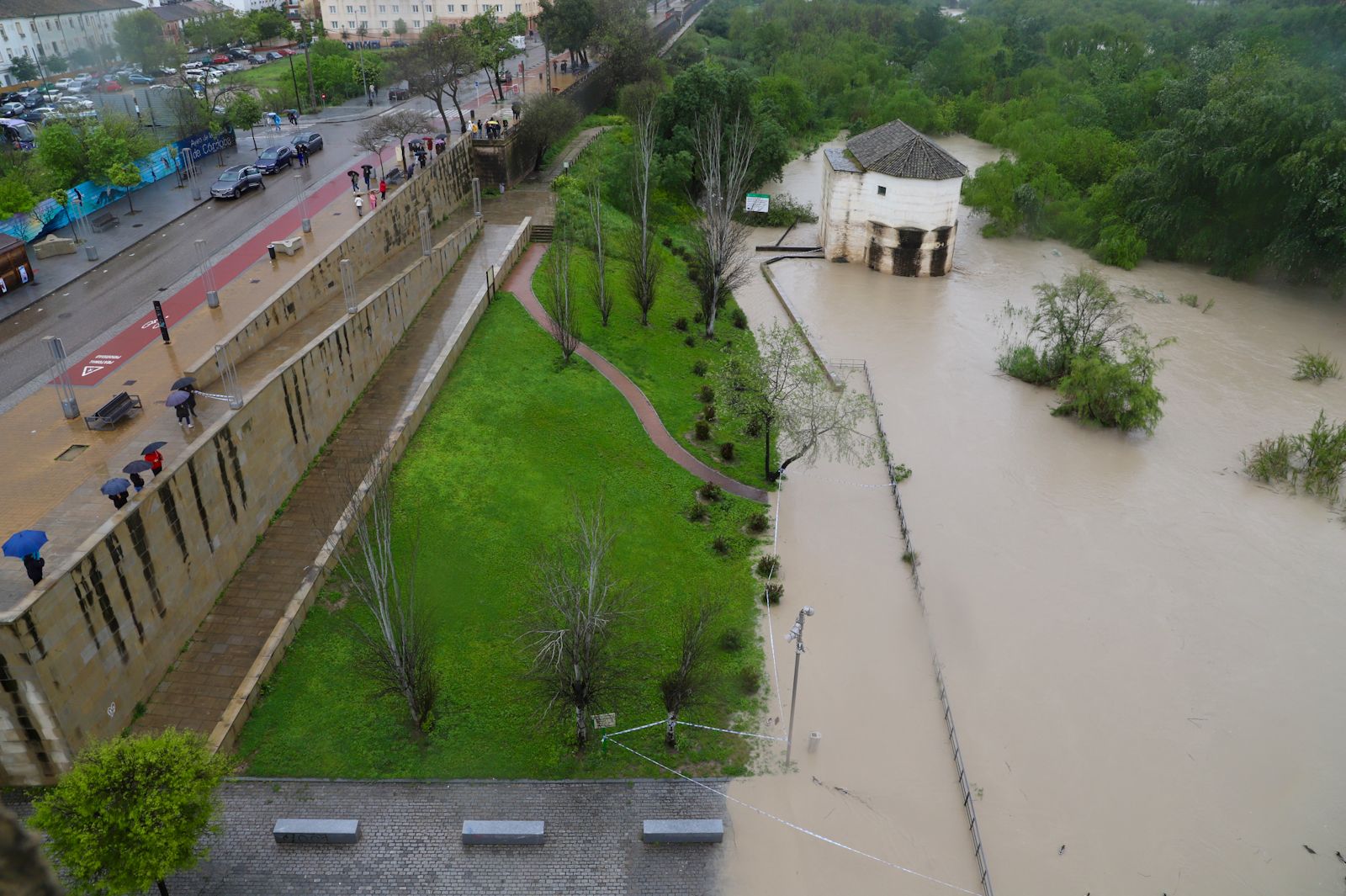 El caudal del Guadalquivir se duplica en Córdoba y entra en nivel naranja