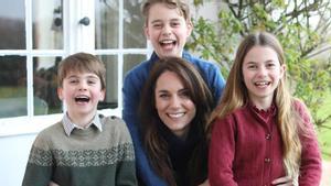 Kate Middleton, junto a su hijos, en la imagen difundida por la Cas Real británica