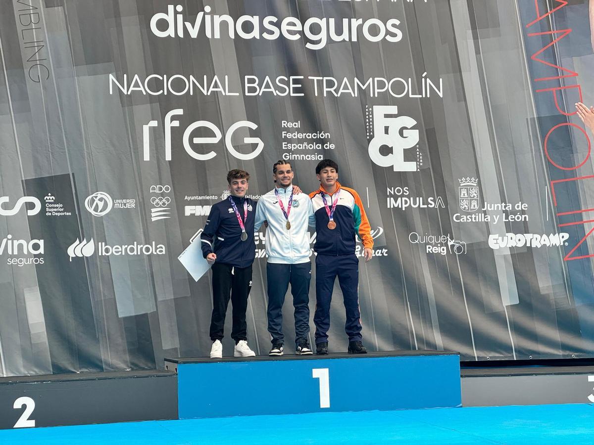Els tres gimanstes, al capdamunt del podi de la final de Trampolí
