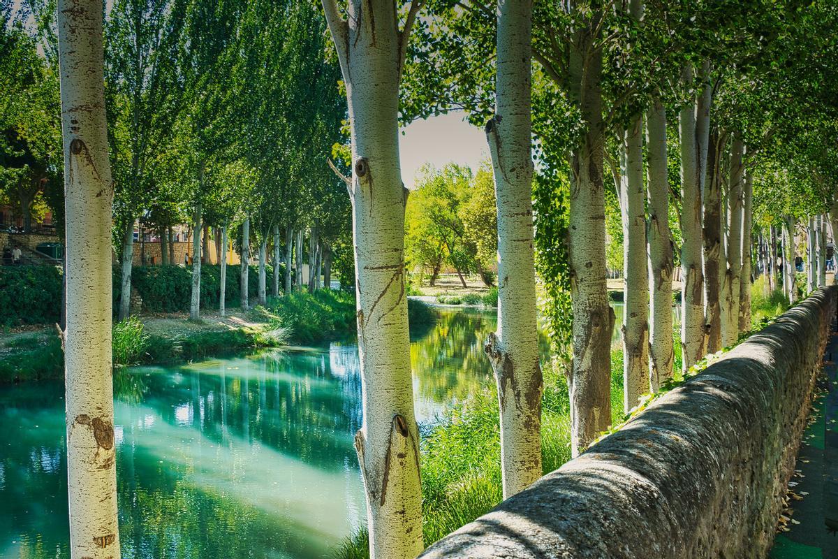 El claro río Tajo a su paso por Trillo, España