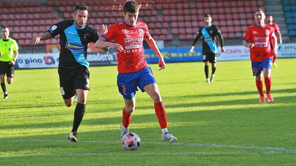 Charly, el pasado domingo perseguido por Campillo durante el partido entre UD Ourense y Arosa. |  // IÑAKI OSORIO