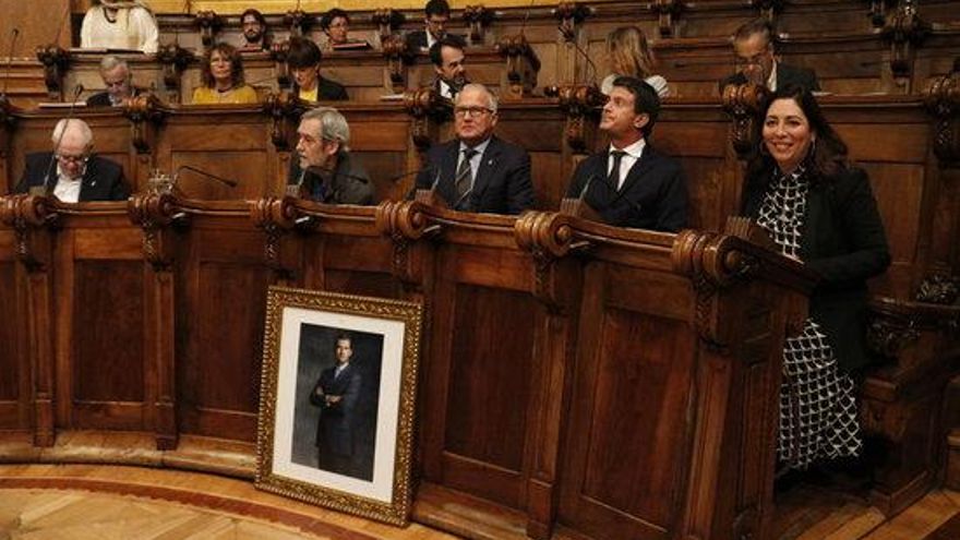 El president del grup municipal del PP a l&#039;Ajuntament de Barcelona, Josep Bou, i del líder de Barcelona pel Canvi, Manuel Valls, amb un retrat del rei Felip VI.