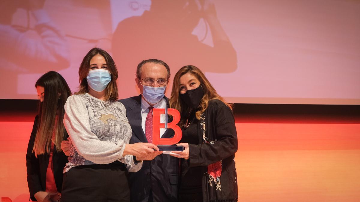 Javier Moll hizo entrega del premio Emprendedor a Mamen González y Blanca Bravo.