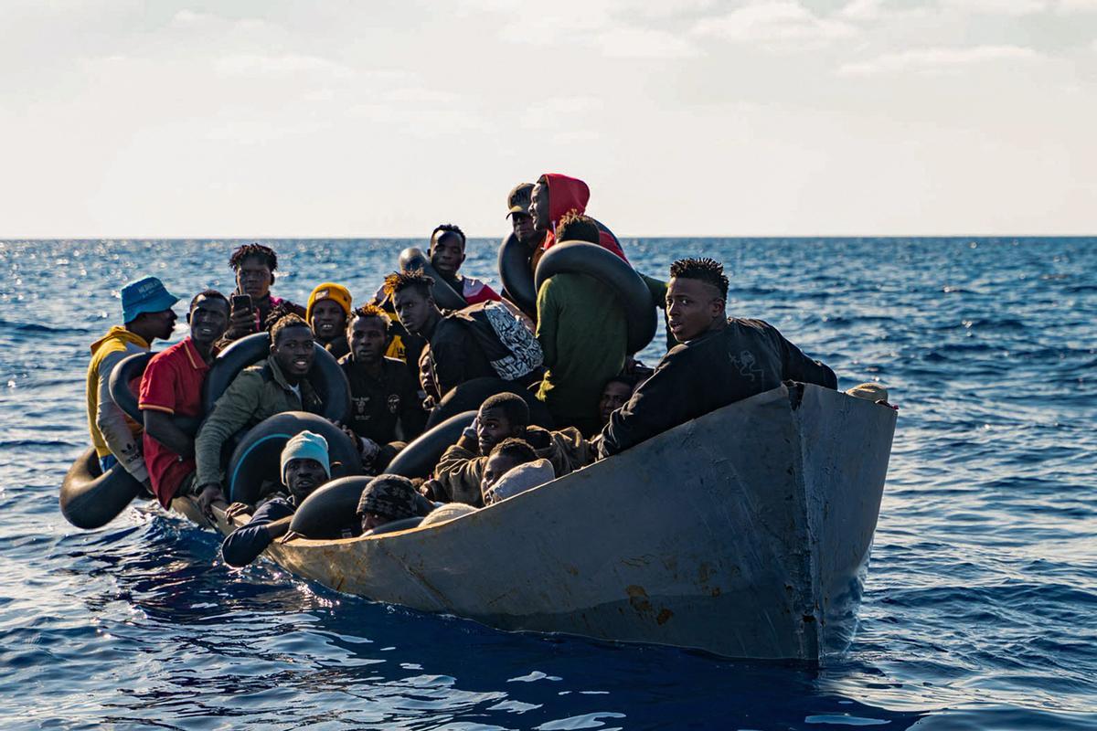 Migrantes a bordo del barco de rescate Rise Above frente a la costa de Sicilia, en el sur de Italia