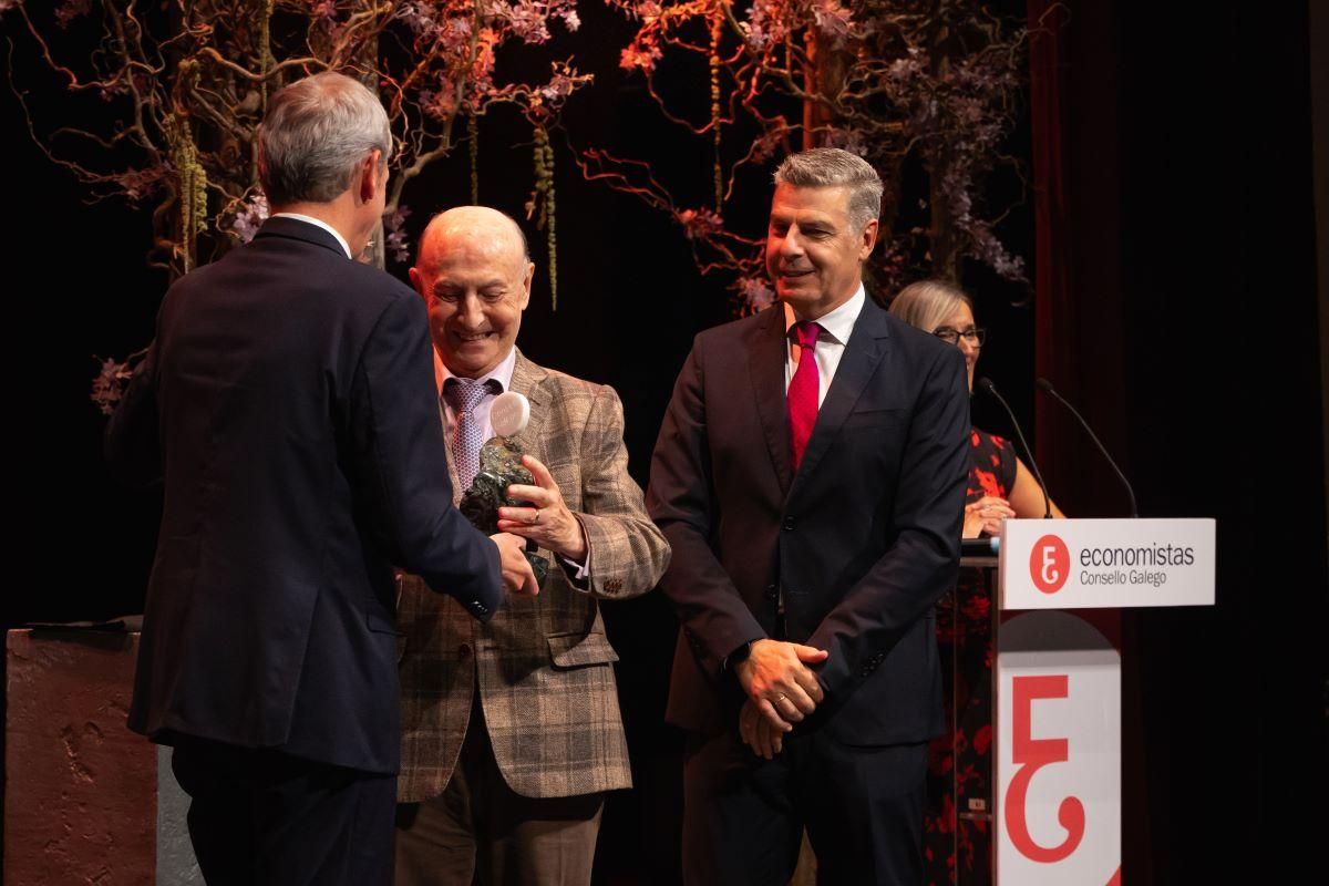 La contribución de Coren al desarrollo del sector agroalimentario gallego fue reconocida con el Premio Economía por parte del Consello Galego de Economistas en su última edición. En la imagen, el presidente de Coren, Manuel Gómez-Franqueira, recoge la distinción otorgada a la cooperativa.