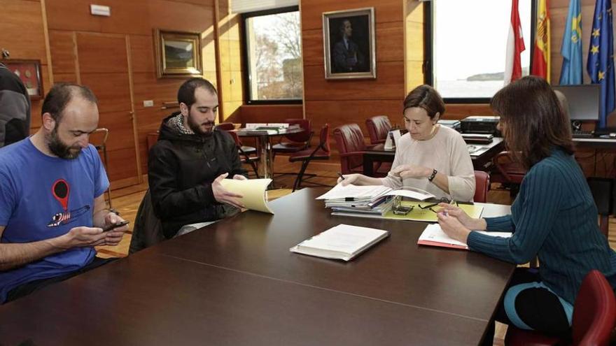 Los podemistas David Alonso y Héctor Piernavieja, ayer, con la alcaldesa, Carmen Moriyón.