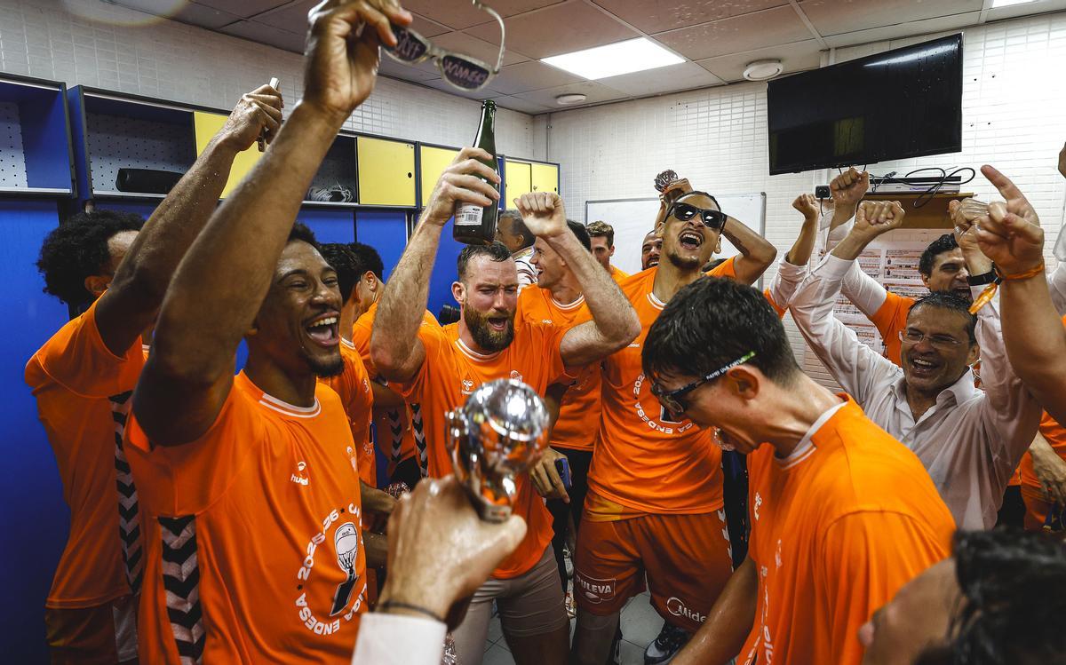 Jugadores del Valencia Basket celebrando en el vestuario