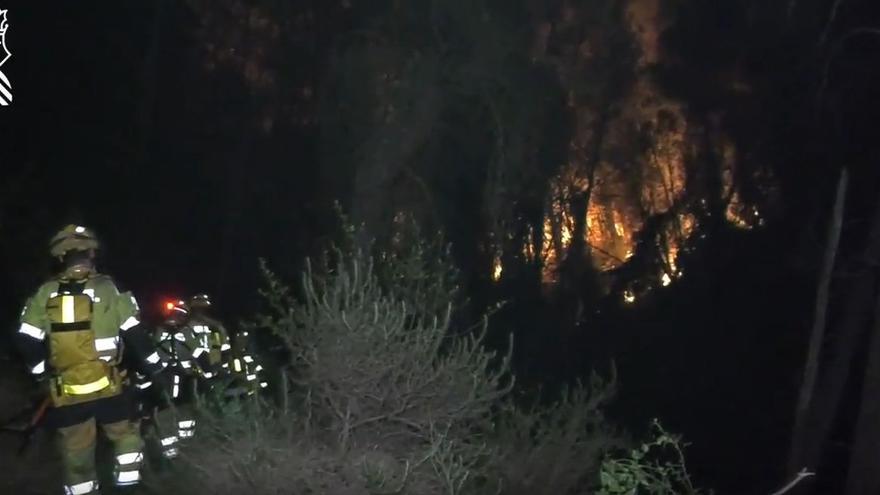 Vídeo: Tareas de extinción de medios terrestres en el incendio de Tàberna