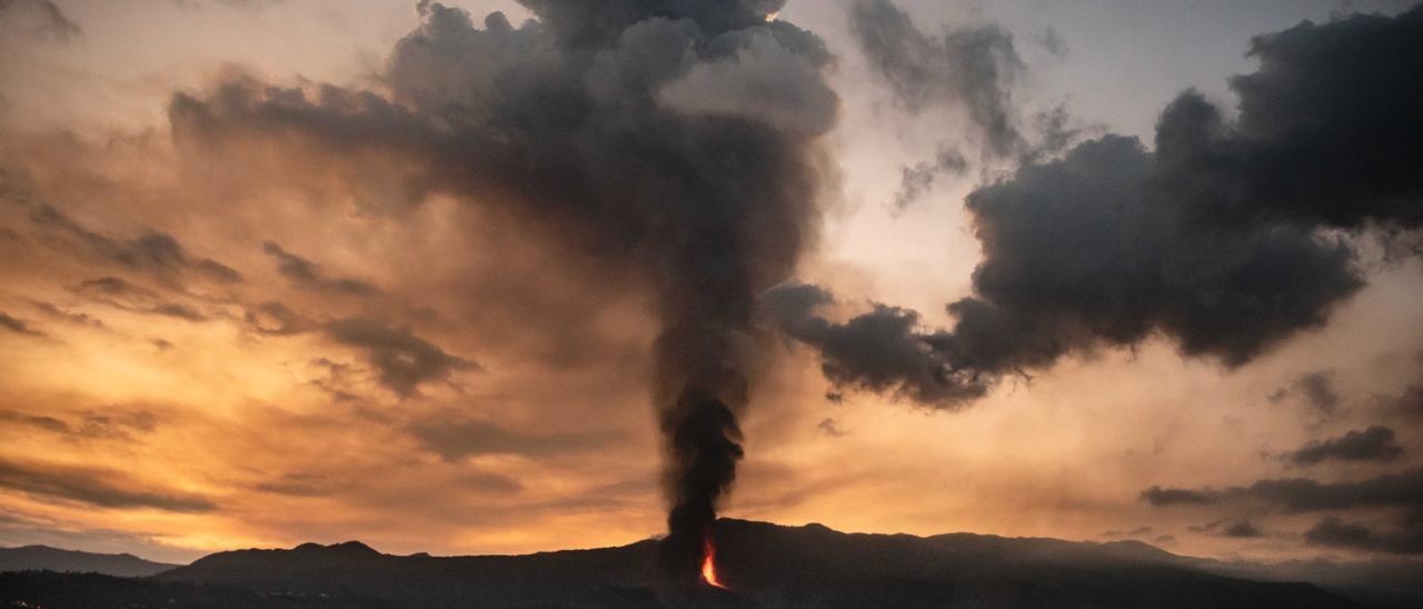 La lava del volcán sigue su camino hacia la costa.