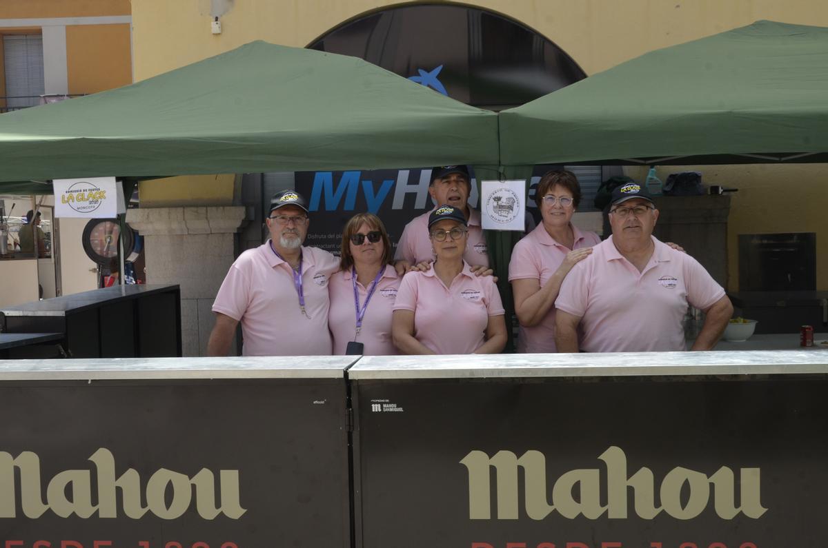 La comisión de fiestas de octubre ha instalado una barra de bebidas.