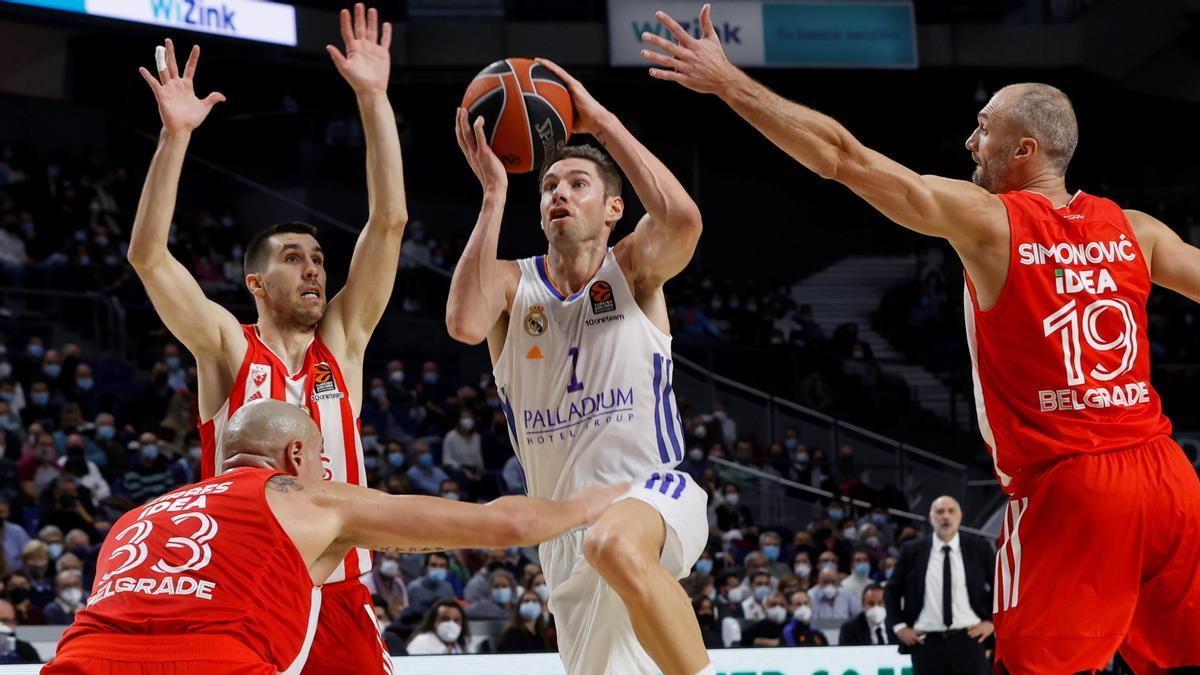 Un lance del partido entre el Real Madrid y el Estrella Roja.