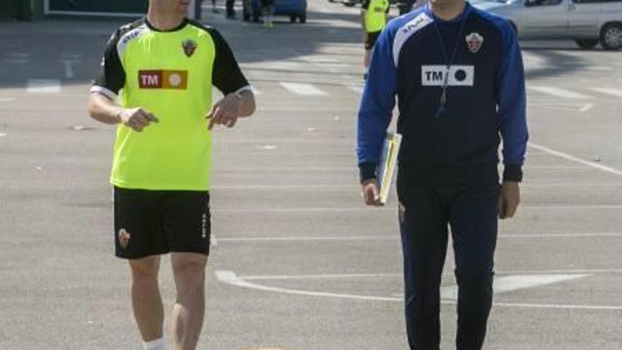 Edu Albacar dialoga con Toril camino del campo anexo antes de un entrenamiento.