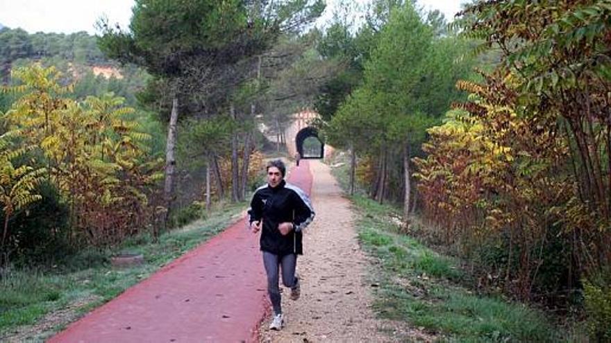 Imagen de la explanación del ferrocarril a Alicante, actualmente adaptada como vía verde.