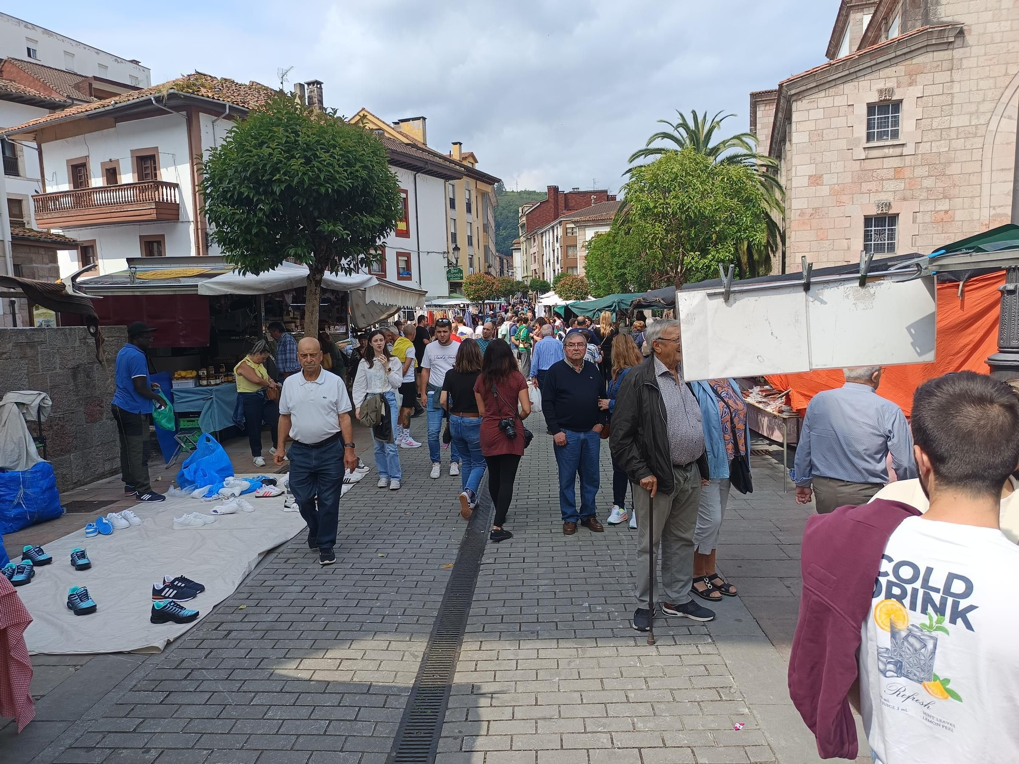 Gran ambiente en el mercado semanal de Cangas de Onís