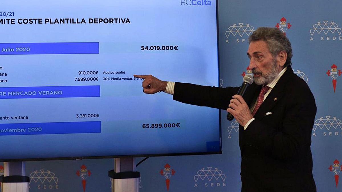 Mouriño explica, ayer, el límite salarial de la plantilla durante la junta de accionistas del Celta. |  // RCCELTA