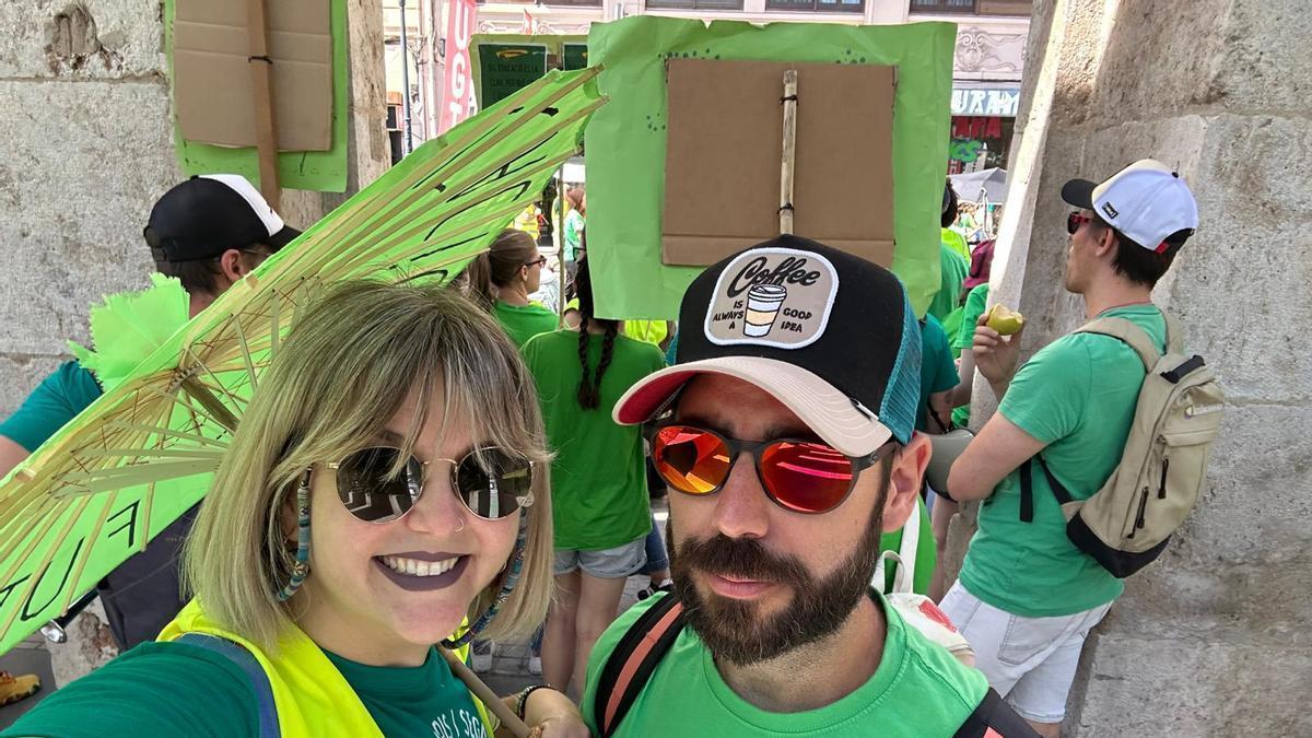 Nuria y Rafa, pareja de profesores de Castelló, durante una protesta.