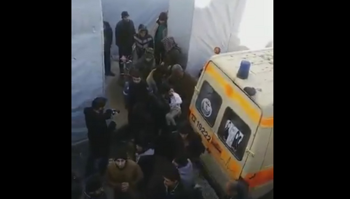 Moment en què col·loquen en una ambulància diversos ferits per evacuar-los d’Alep.
