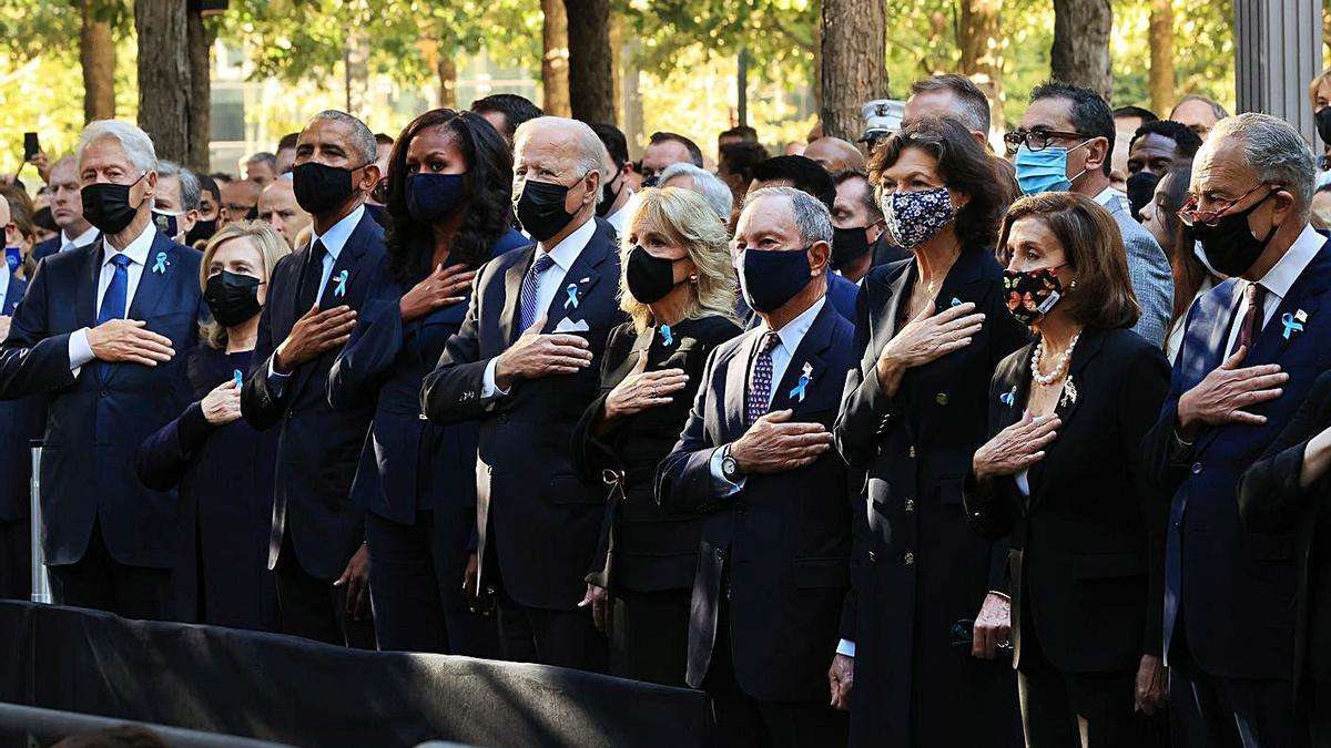 Bill Clinton, Barack Obama i Joe Biden, ahir en la cerimònia de commemoració. Al costat, dues de les persones que es van acostar al Memorial 11-S. | EFE