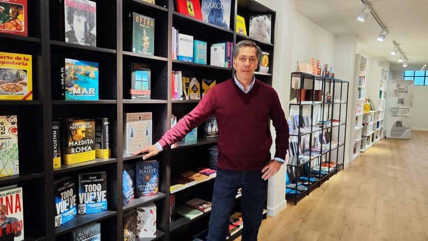 El historiador Javier López emprende en Villaviciosa con una librería: &quot;La gente sigue leyendo en papel, lo necesita&quot;