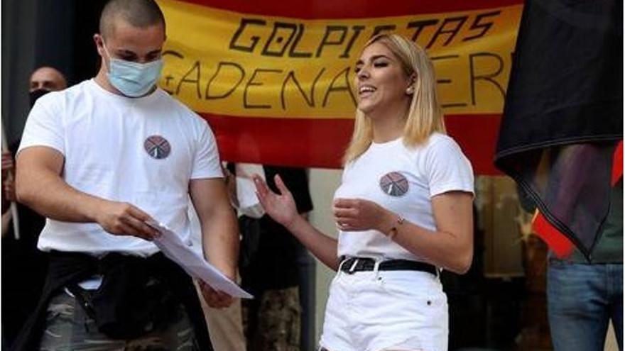 Rodrigo &quot;Bastión&quot;, junto a Isabel Peralta, en un acto contra los independentistas catalanes.