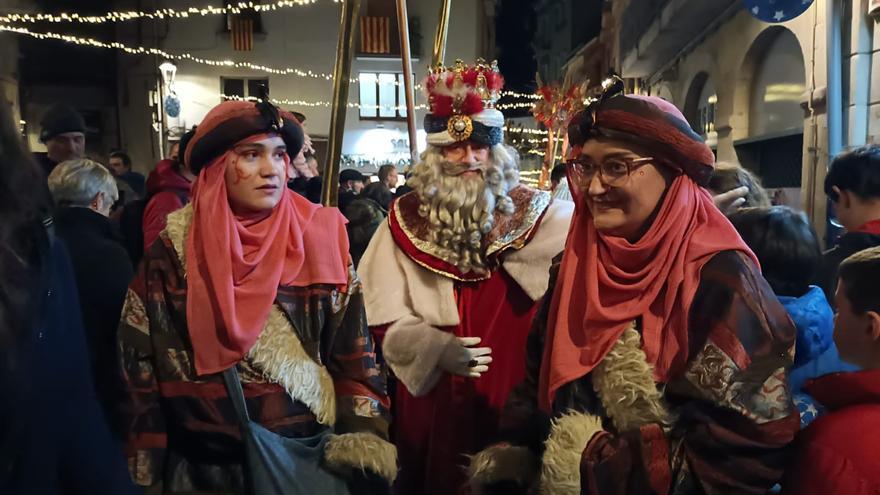 Una multitud omple els carrers de Berga per rebre els Reis de l’Orient