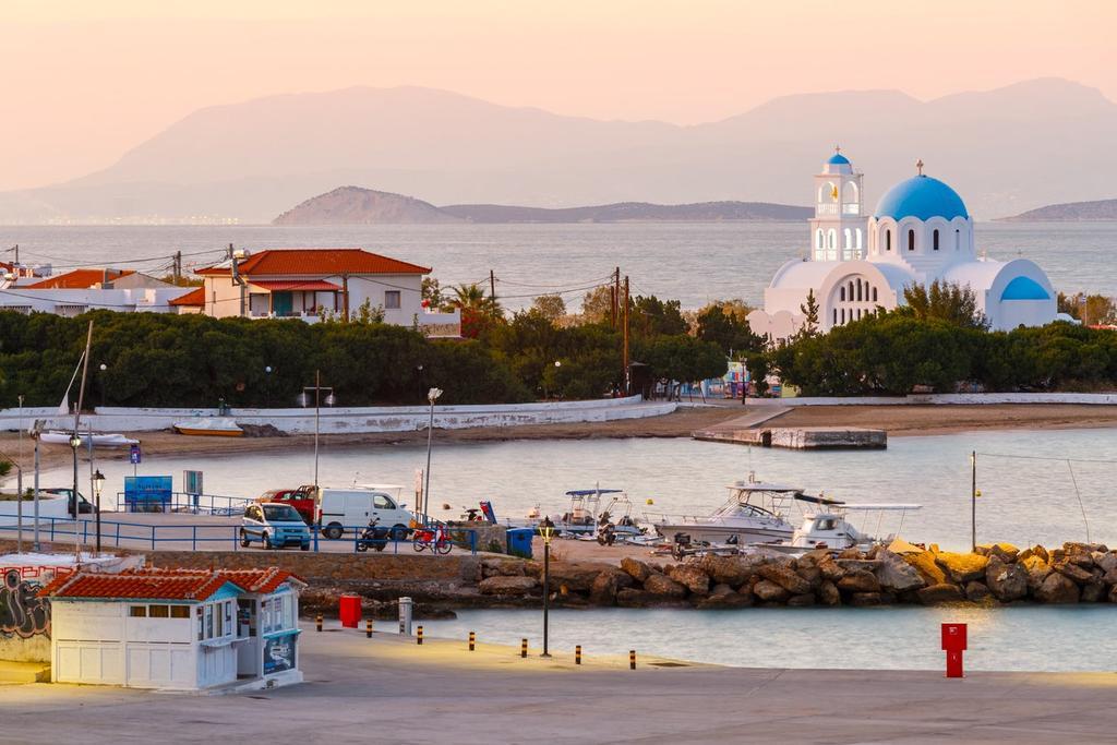 Vista de la Isla de Angistri y su maravillosa iglesia de fondo.