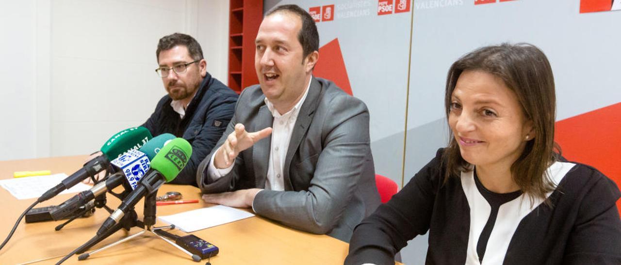 El candidato Rubén Martínez, flanqueado por Bernardo Mira y Cristina Escoda, ediles y coordinadores de la campaña del PSOE.