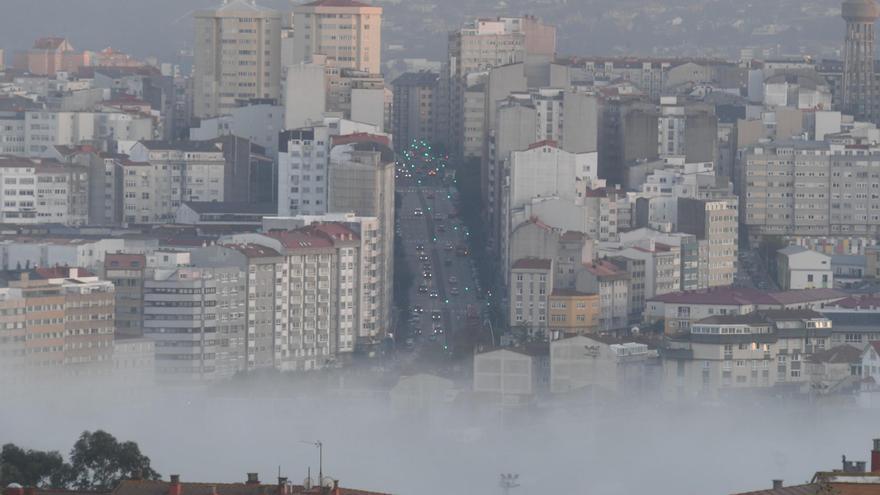 La niebla obliga a desviar vuelos y retrasar salidas en el aeropuerto de A Coruña