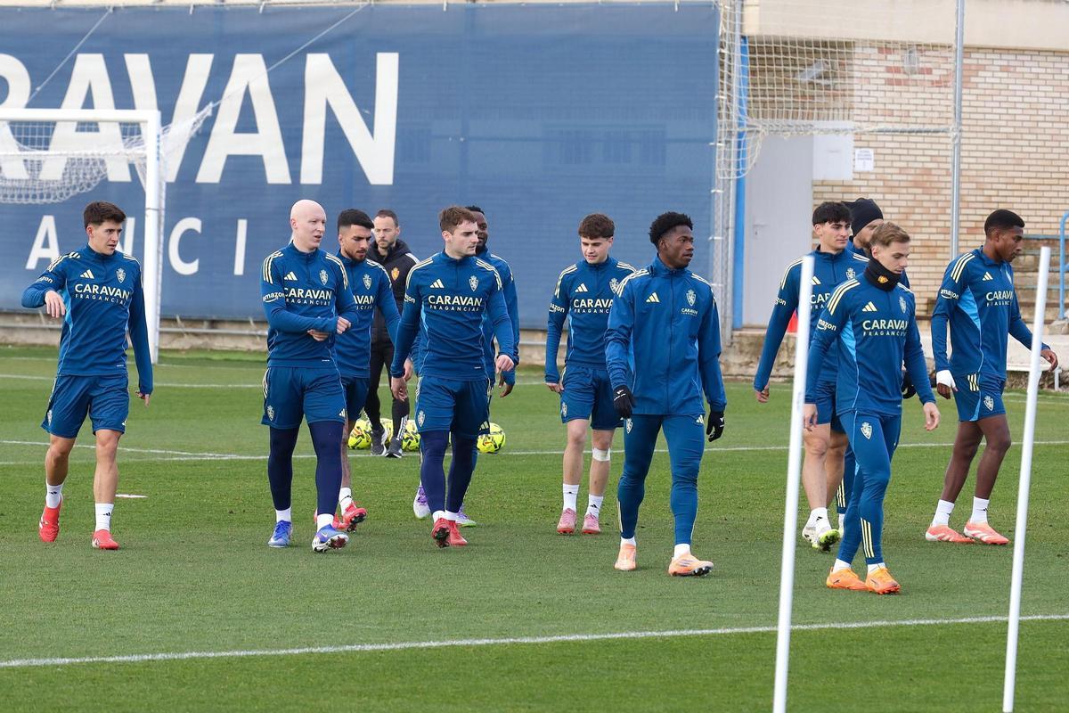 Los jugadores del Real Zaragoza, durante el entrenamiento compensatorio de este domingo.