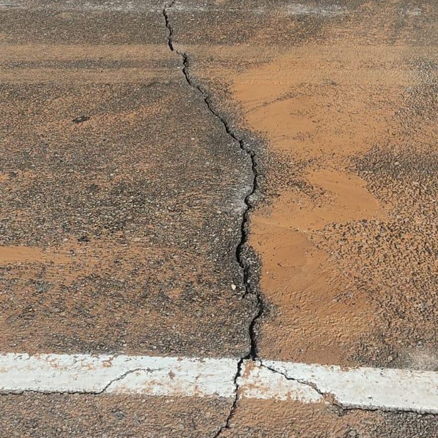 El asfalto de la avenida se ha visto afectado por la fuga de agua.