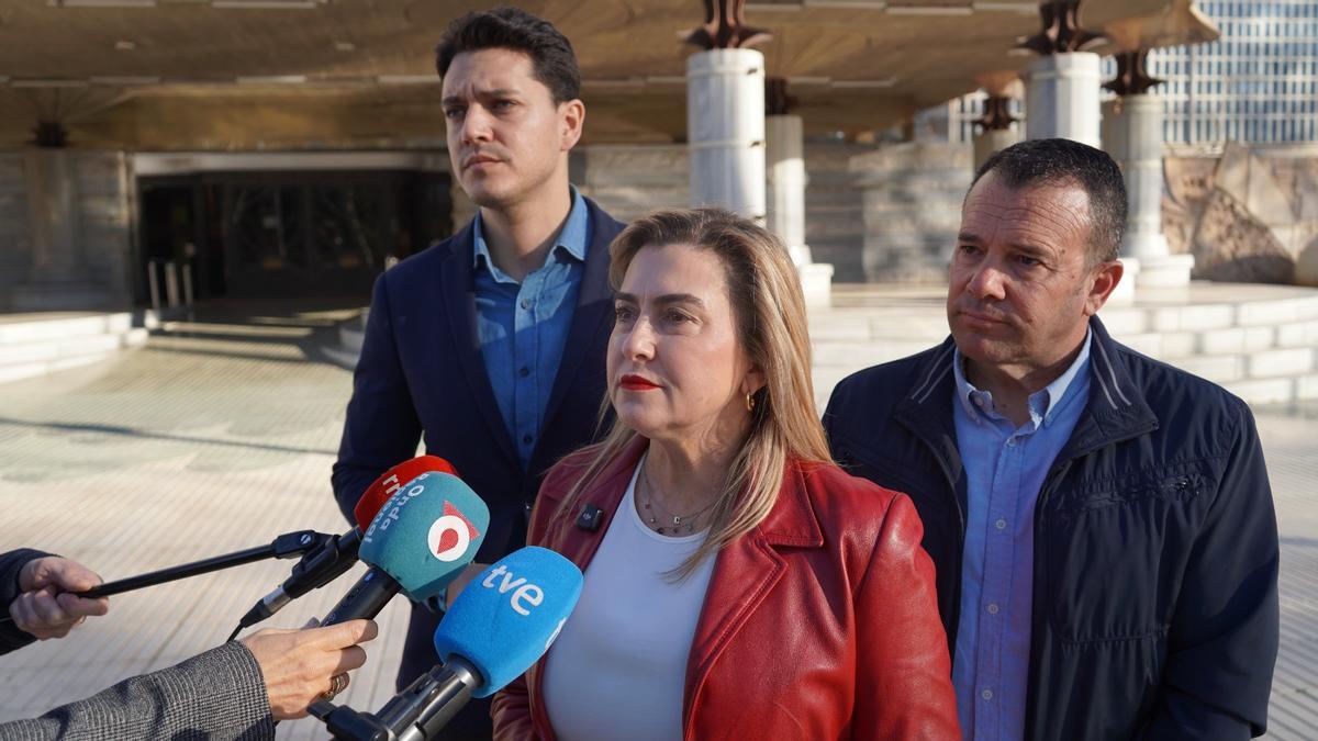 La socialista Carmina Fernández, escoltada por Juan Andrés Torres y Fernando Moreno, en la Asamblea Regional.