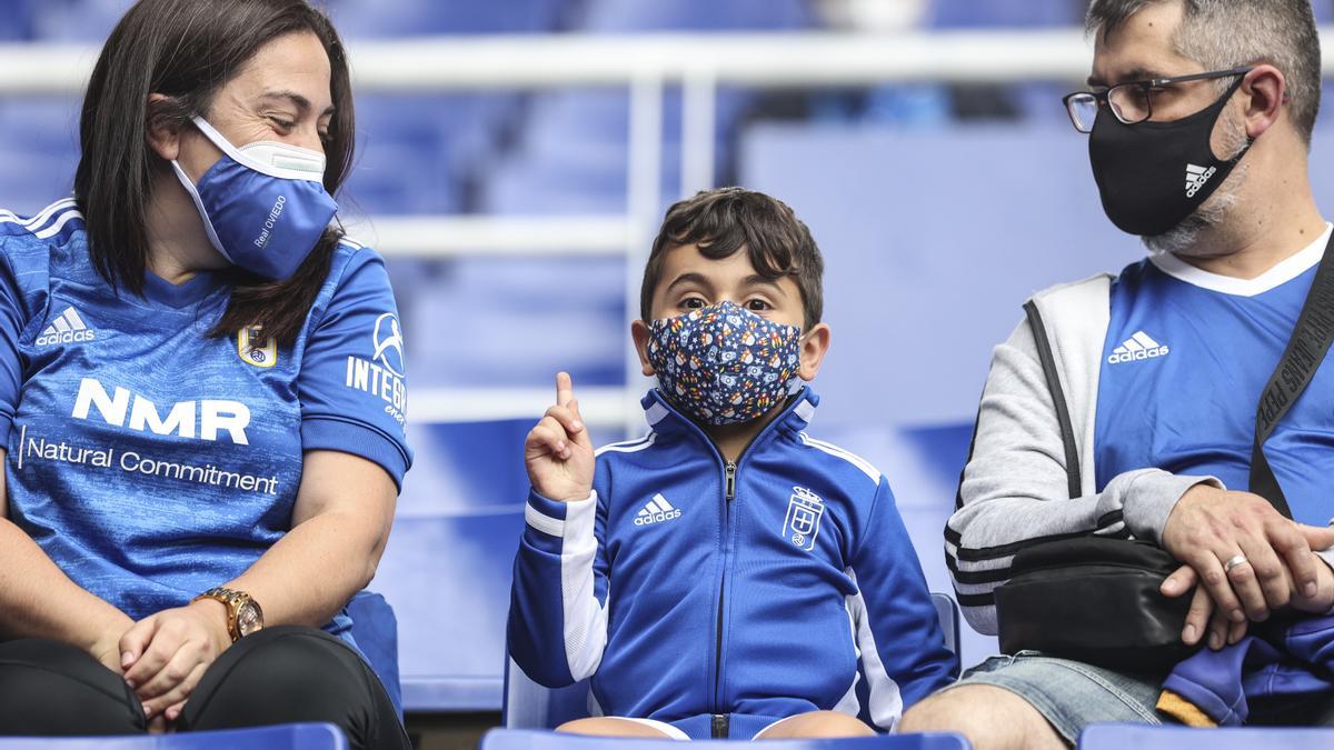 En imágenes: los aficionados del Real Oviedo vuelven al campo