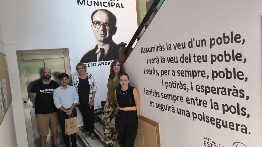 Benetússer celebra el centenario del nacimiento de Estellés con un mural en su biblioteca