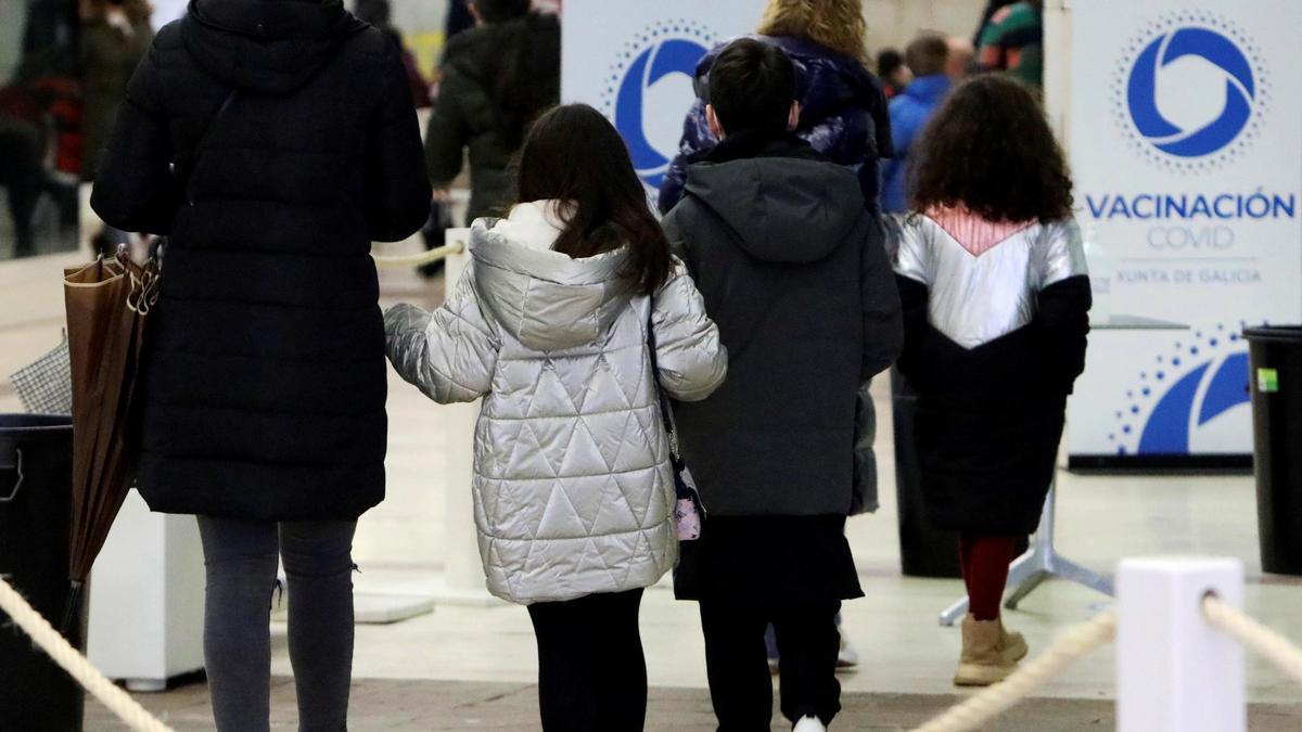 Un grupo de niños acude a un punto de vacunación contra la covid.