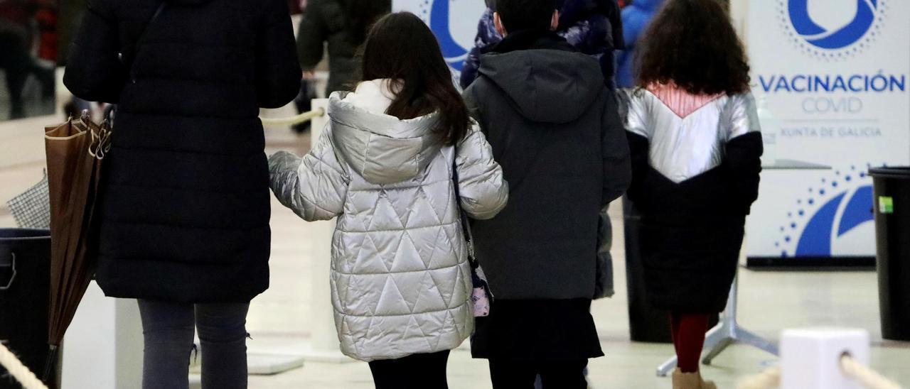 Un grupo de niños acude a un punto de vacunación contra la covid.