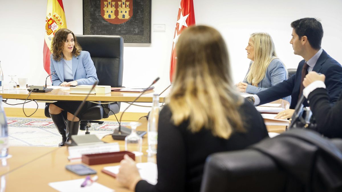 Isabel Díaz Ayuso habla con la consejera de Economía y Hacienda, Rocío Albert, durante el Consejo de gobierno celebrado en la Asamblea de Madrid.