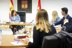 Isabel Díaz Ayuso habla con la consejera de Economía y Hacienda, Rocío Albert, durante el Consejo de gobierno celebrado en la Asamblea de Madrid.