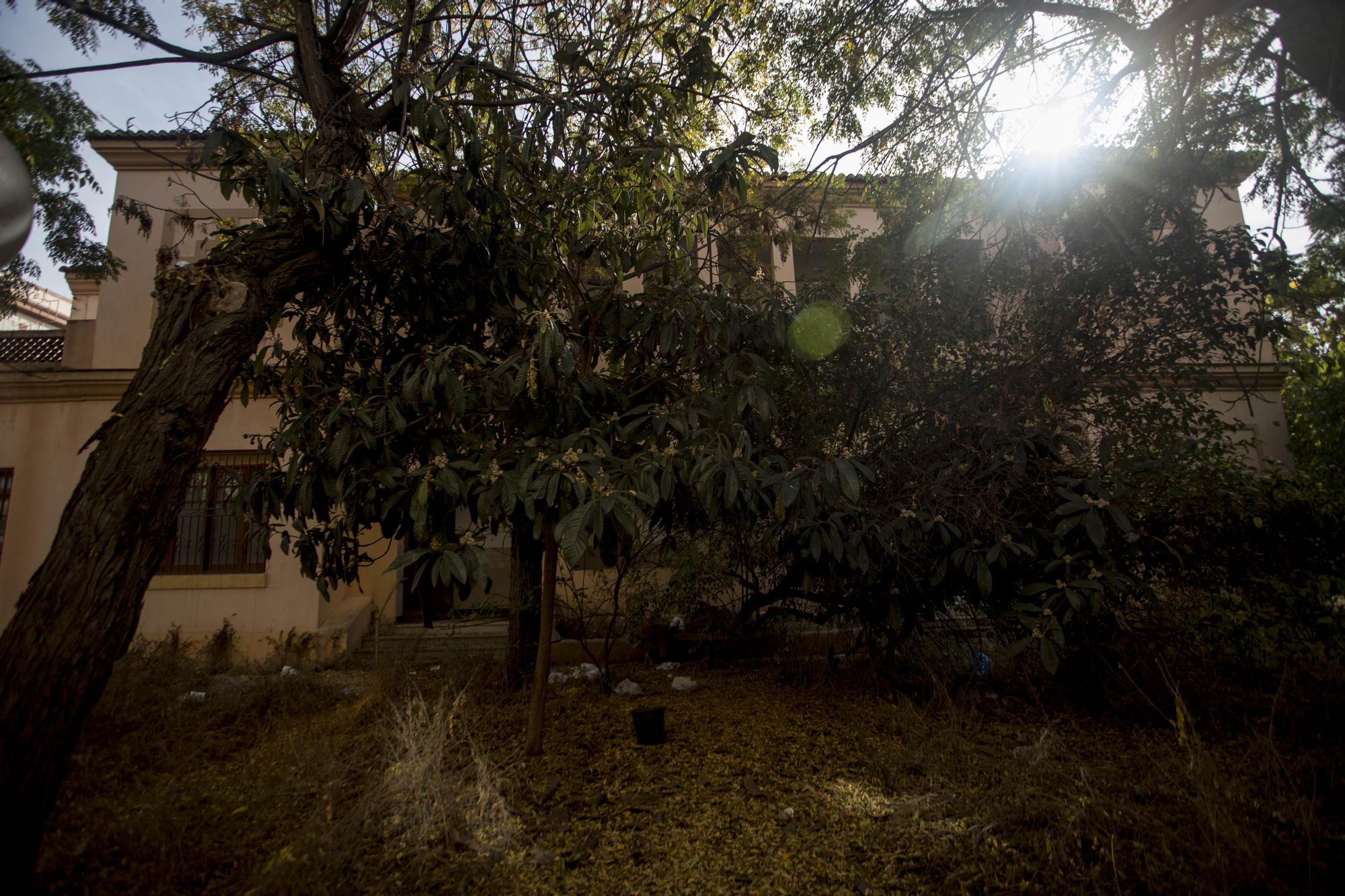 Quince migrantes africanos malviven en un colegio abandonado de València