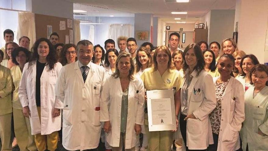 El equipo de Oncología Médica posa con Eloína Núñez, gerente de gestión integrada de Santiago.