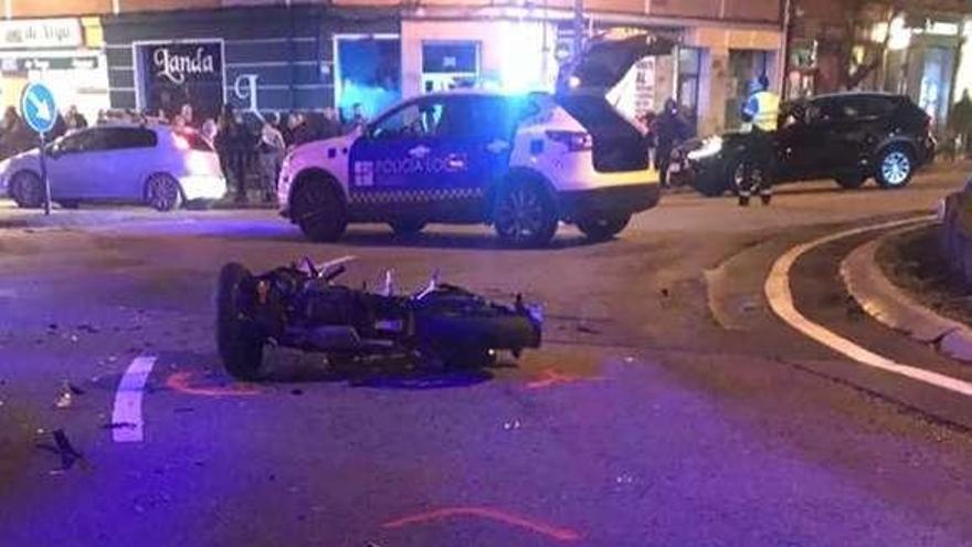 La moto accidentada tirada en medio de la glorieta.