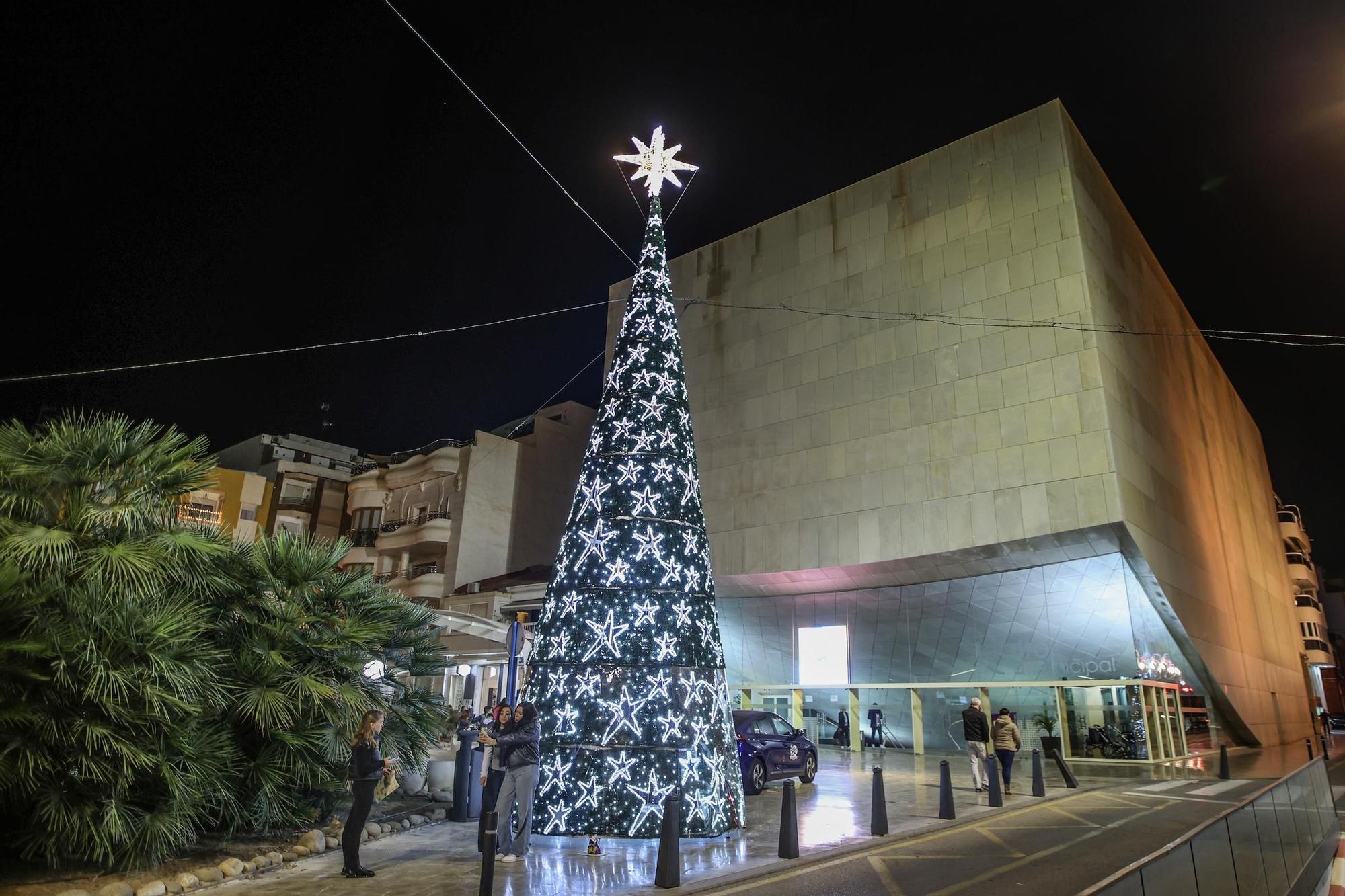 Inauguración del Belén Municipal e iluminación navideña en Torrevieja