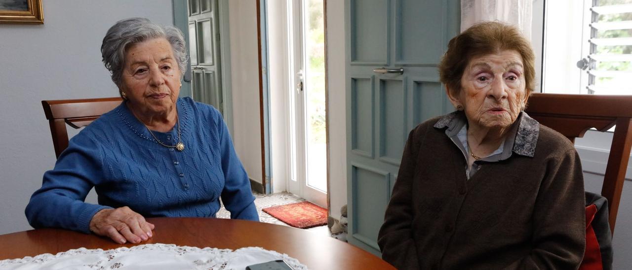 María Serra, de 104 años, y Antonia, de 99.